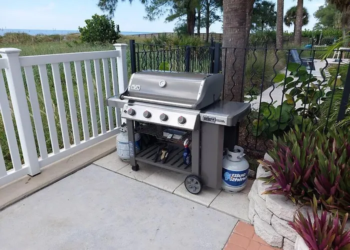 Apartment On The Beach 2 Bedroom 2 Bath Pool Large And Bright Condo