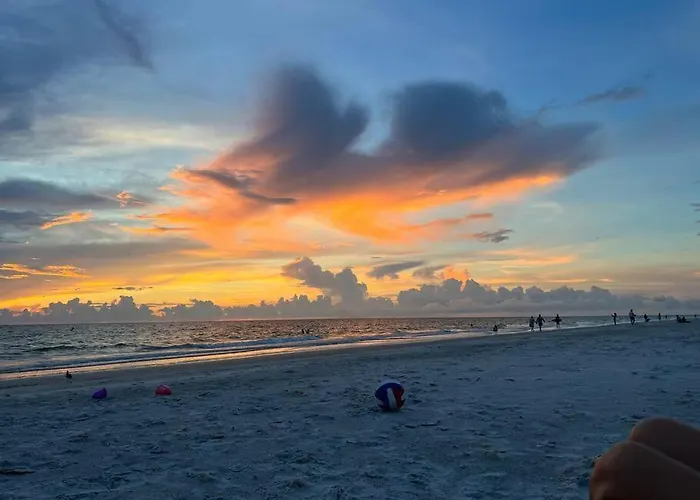 On The Beach 2 Bedroom 2 Bath Pool Large And Bright Condo