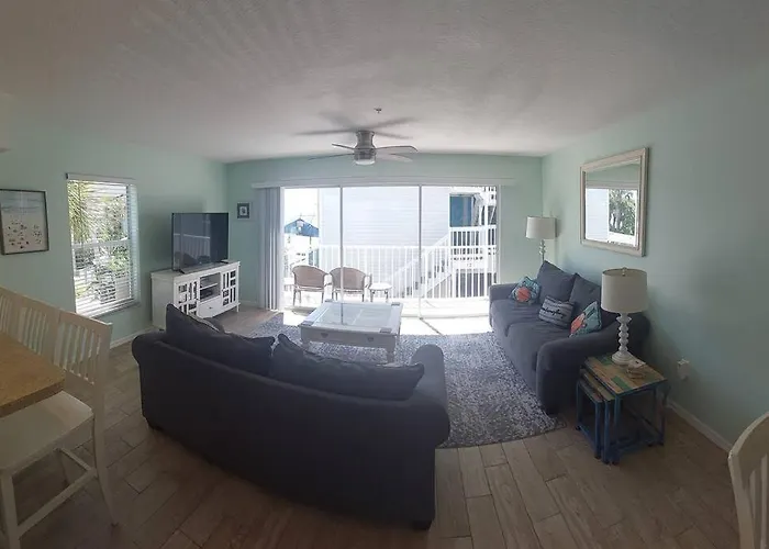 Apartment On The Beach 2 Bedroom 2 Bath Pool Large And Bright Condo