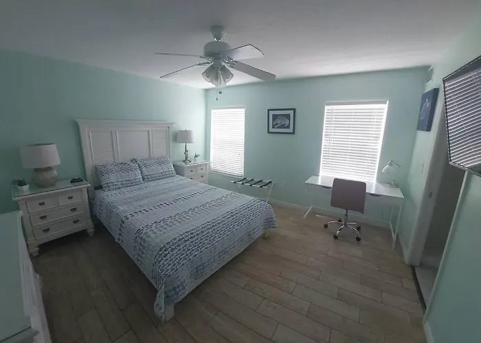 On The Beach 2 Bedroom 2 Bath Pool Large And Bright Condo *