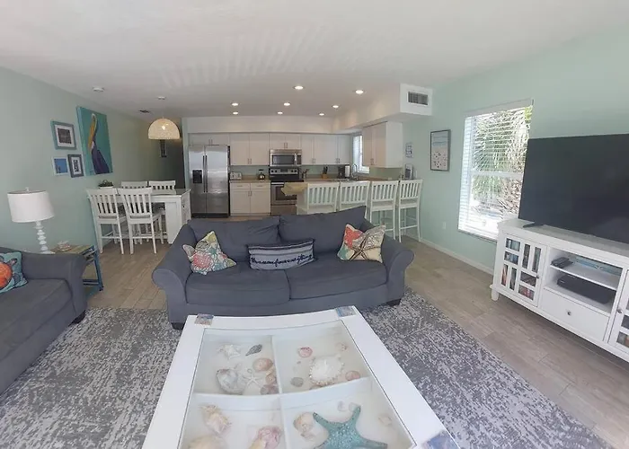 Apartment On The Beach 2 Bedroom 2 Bath Pool Large And Bright Condo